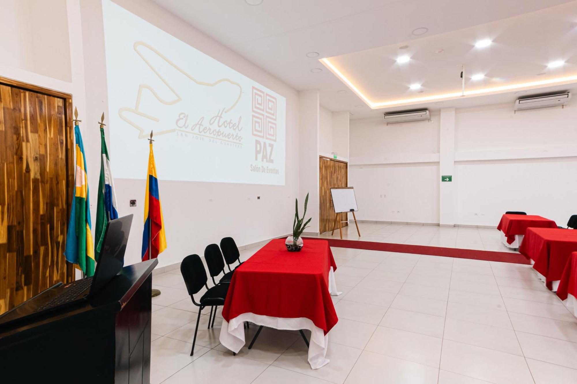 Hotel El Aeropuerto Сан-Хосе-дель-Гуавьяре Экстерьер фото